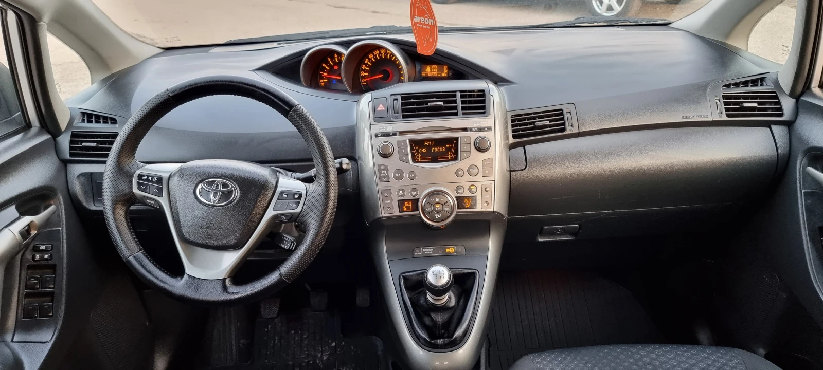 Toyota Verso 2.0 D-4D, снимка 10 - Автомобили и джипове - 54013001