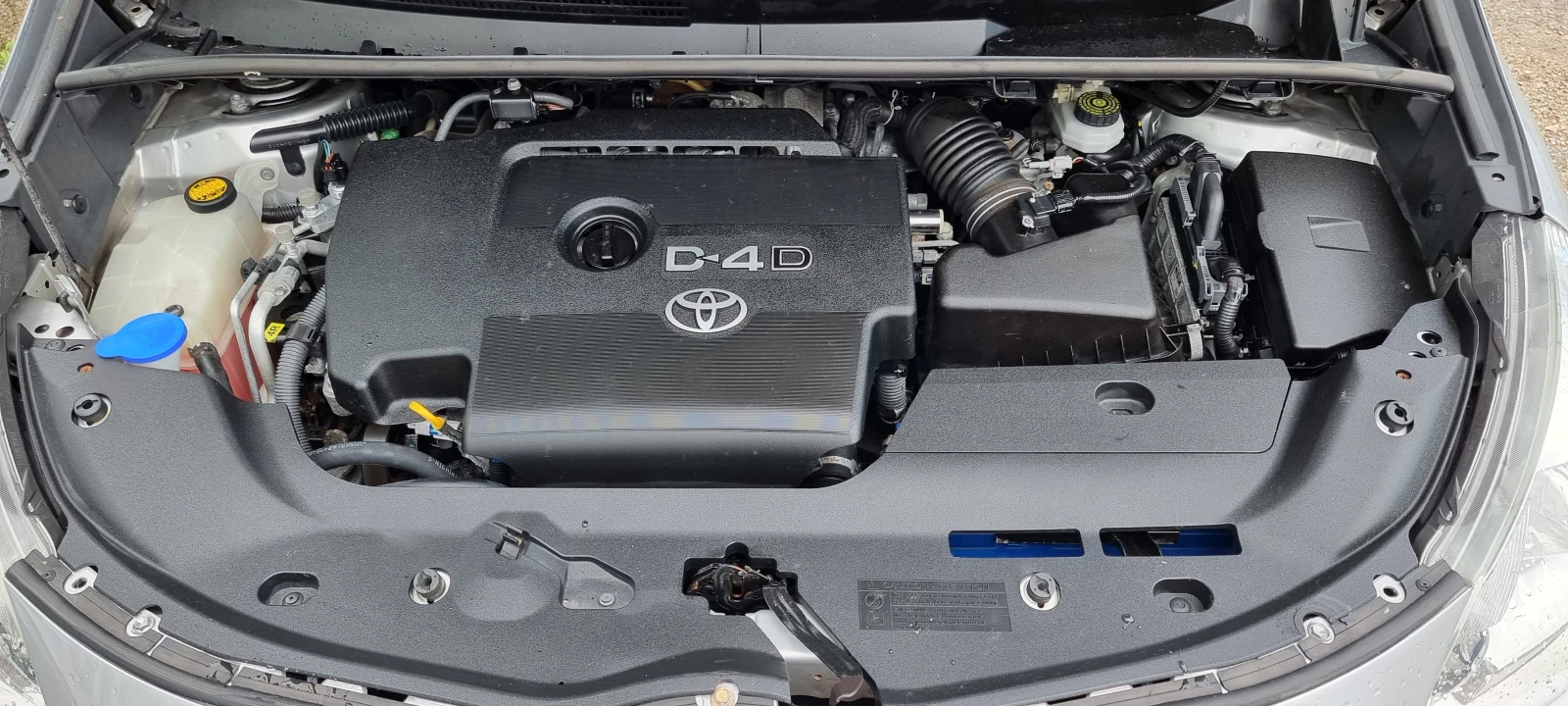 Toyota Verso 2.0 D-4D, снимка 9 - Автомобили и джипове - 54013001