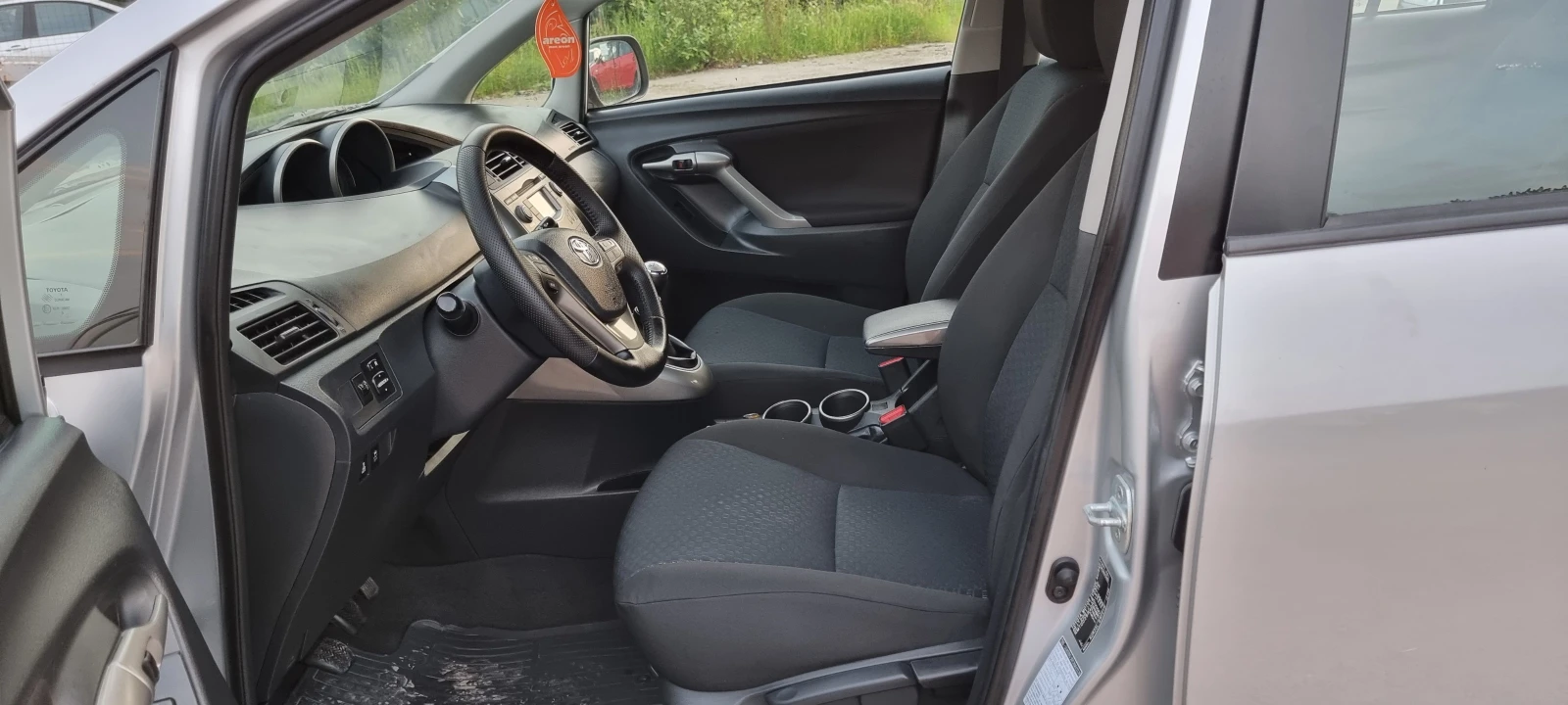 Toyota Verso 2.0 D-4D, снимка 14 - Автомобили и джипове - 54013001