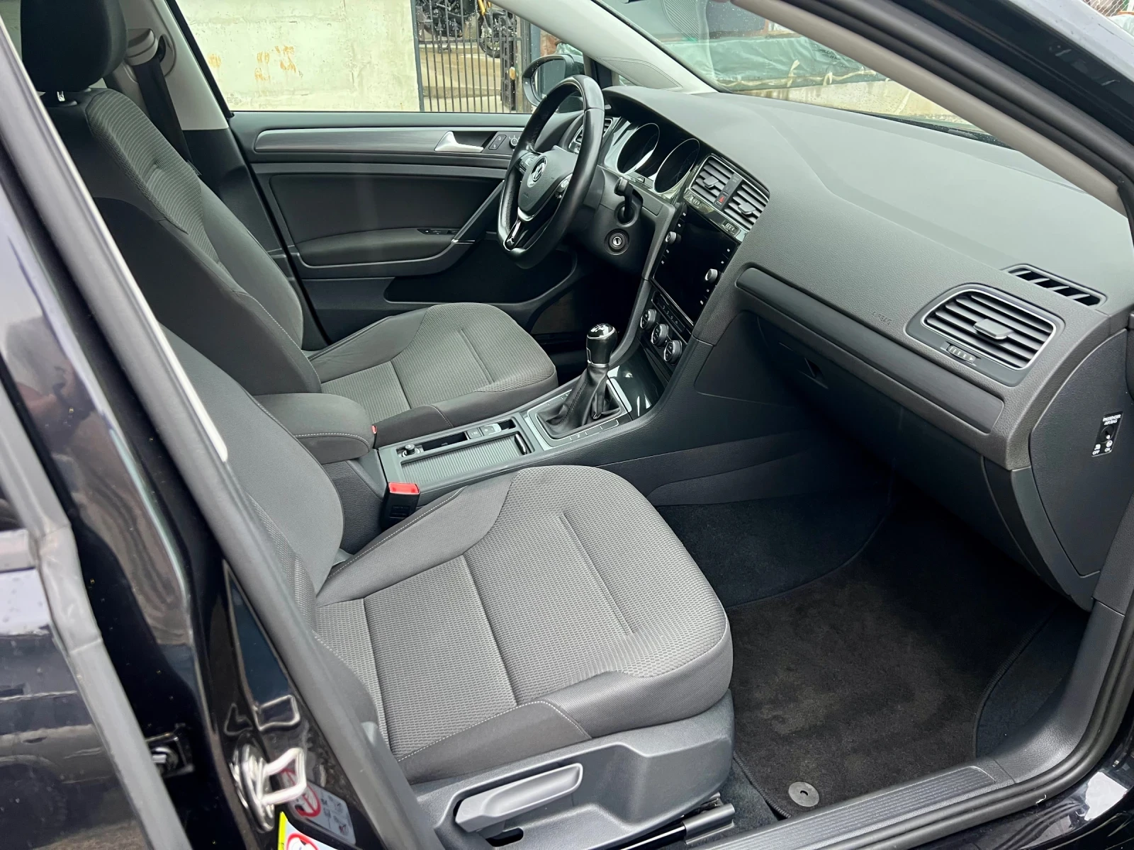 VW Golf 1.5TSI R-line 150к.с ШВЕЙЦАРИЯ, снимка 8 - Автомобили и джипове - 54486917