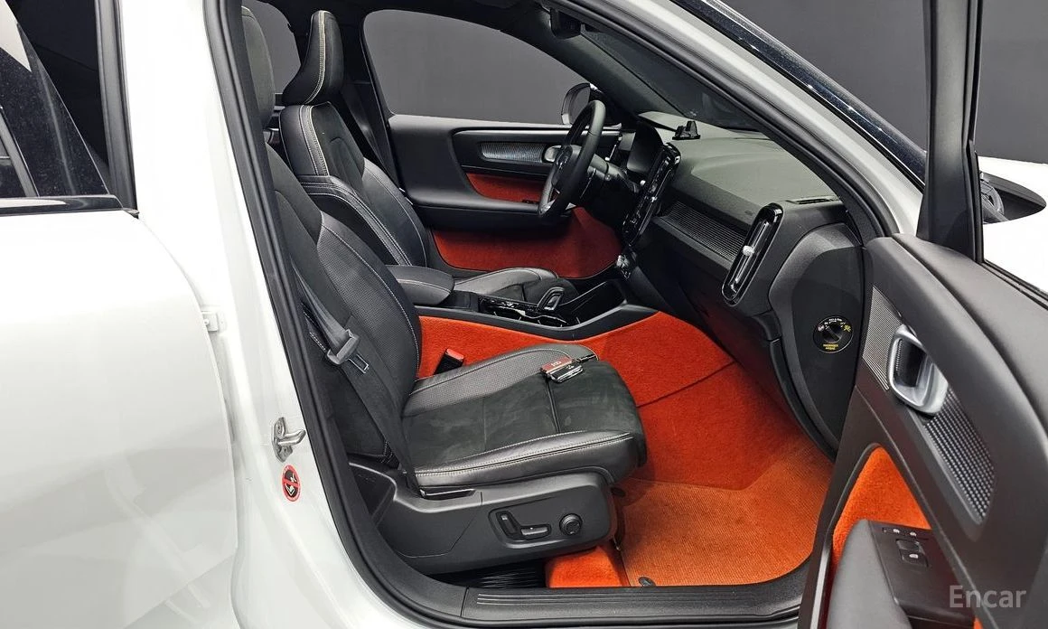 Volvo XC40 * T4* R-DESIGN* КОЖА* ПОДГРЕВ* TOP* , снимка 11 - Автомобили и джипове - 53998034