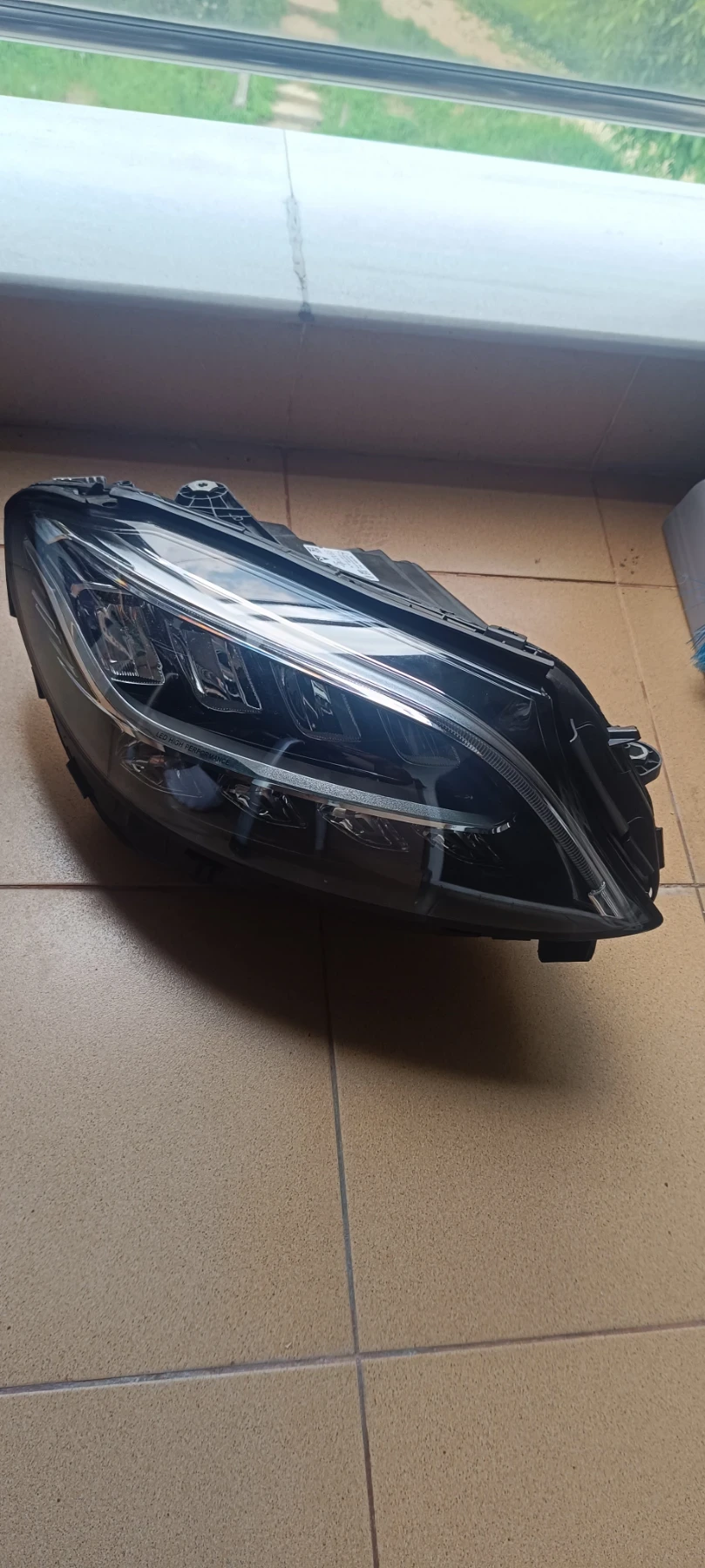 Продавам оригинален LED фар за Mercedes -Benz