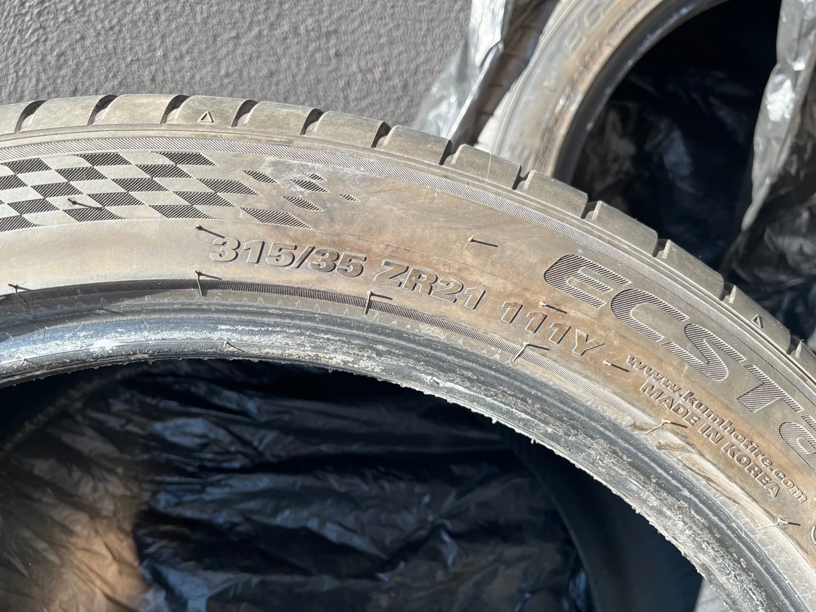 Гуми Летни 285/40R21, снимка 2 - Гуми и джанти - 53891385