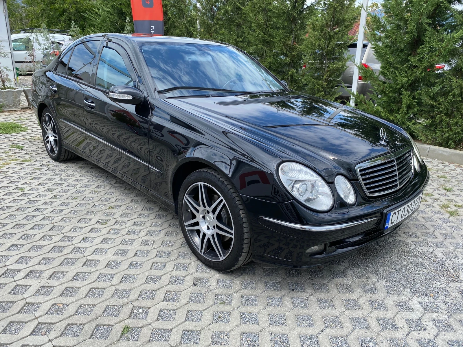 Mercedes-Benz E 320 3.2i-224кс= 4MATiC= АВТОМАТ= ОБДУХВАНЕ= НАВИ= H&K - изображение 2