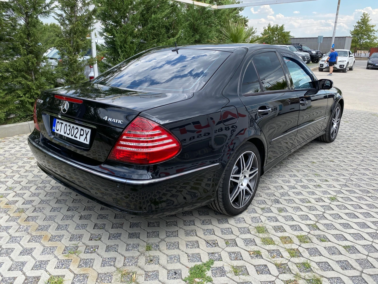 Mercedes-Benz E 320 3.2i-224кс= 4MATiC= АВТОМАТ= ОБДУХВАНЕ= НАВИ= H&K - изображение 3