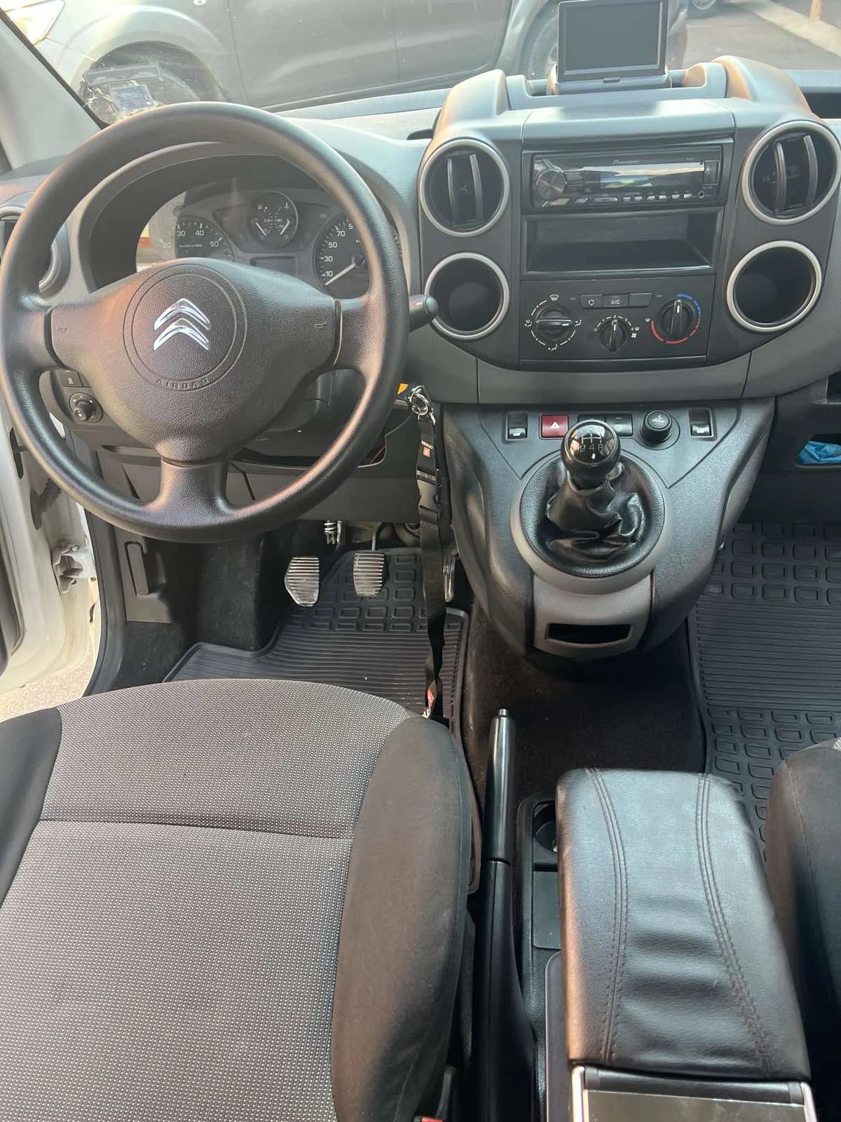 Citroen Berlingo 1.6 Климатик, снимка 11 - Автомобили и джипове - 53942872