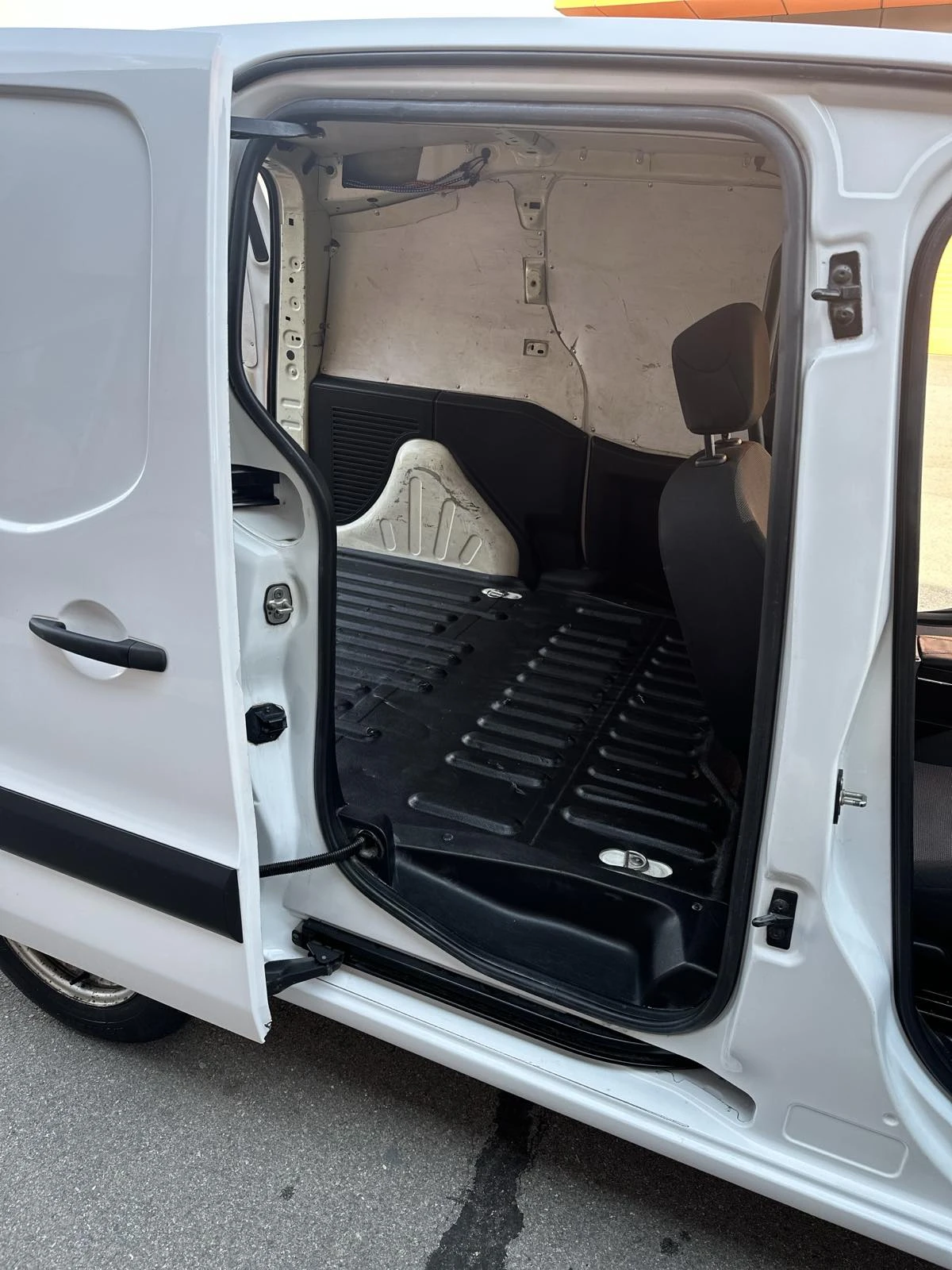 Citroen Berlingo 1.6 Климатик, снимка 8 - Автомобили и джипове - 53942872