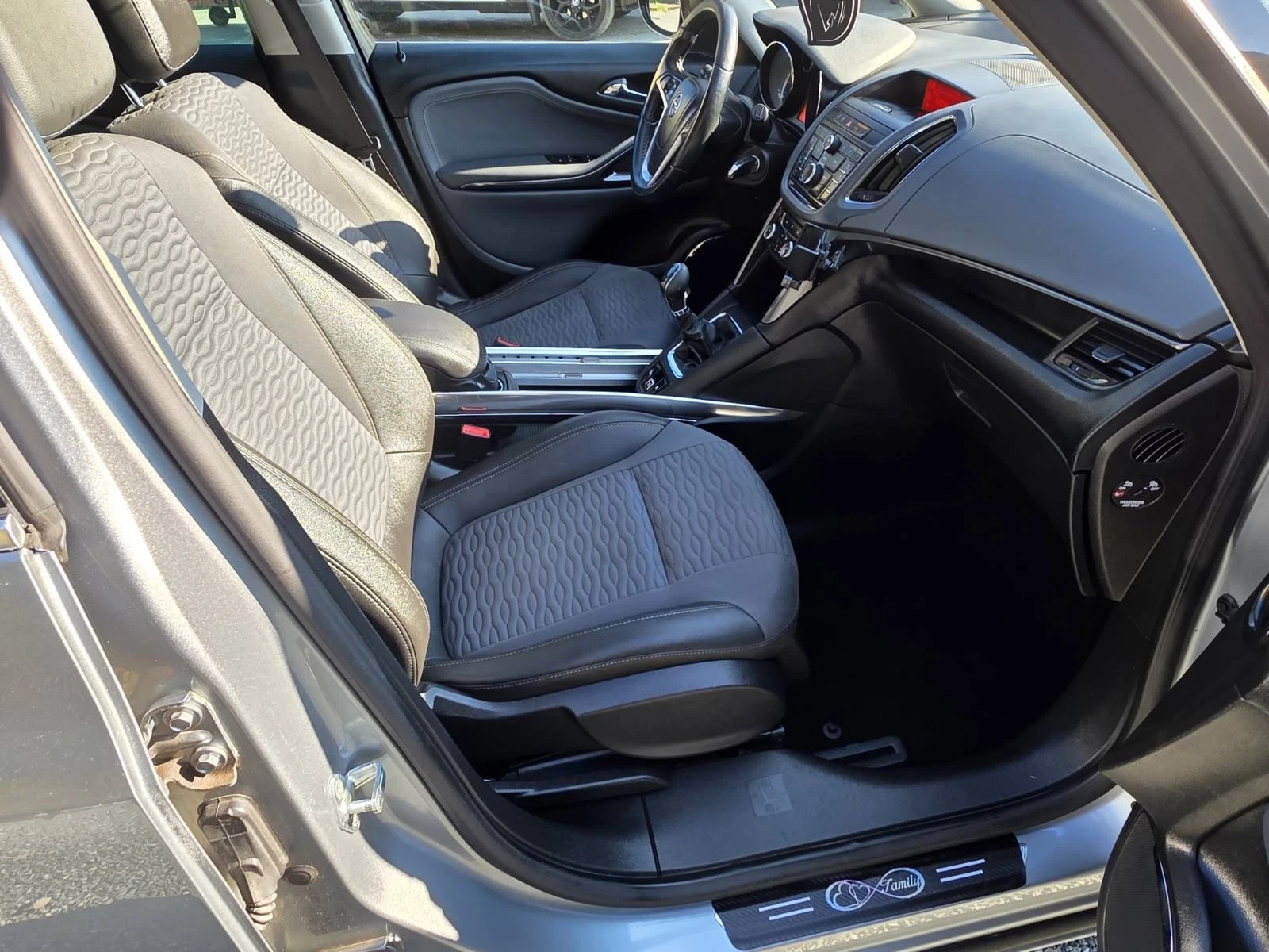 Opel Zafira 2.0CDTi 6+ 1 Климатроник* Подгрев* Панорама, снимка 8 - Автомобили и джипове - 54156993