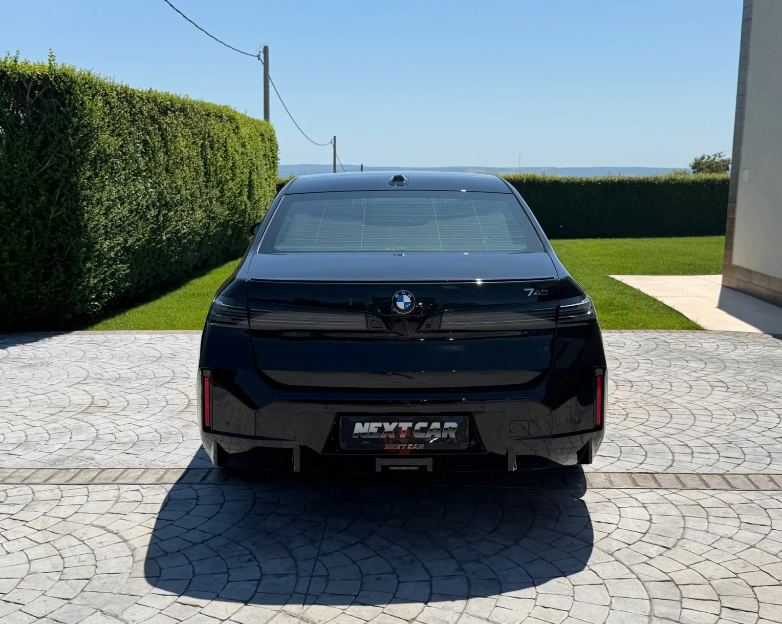 BMW 740 i xDrive * M SPORT PRO * HEAD UP * ICONIC GLOW, снимка 4 - Автомобили и джипове - 55499992
