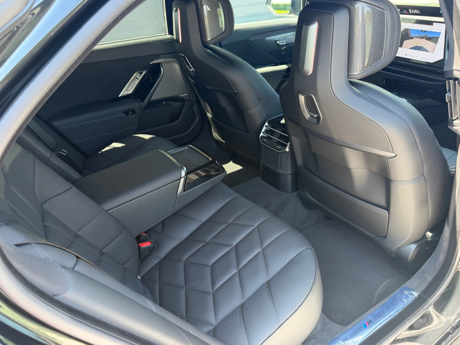BMW 740 i xDrive * M SPORT PRO * HEAD UP * ICONIC GLOW, снимка 14 - Автомобили и джипове - 55499992