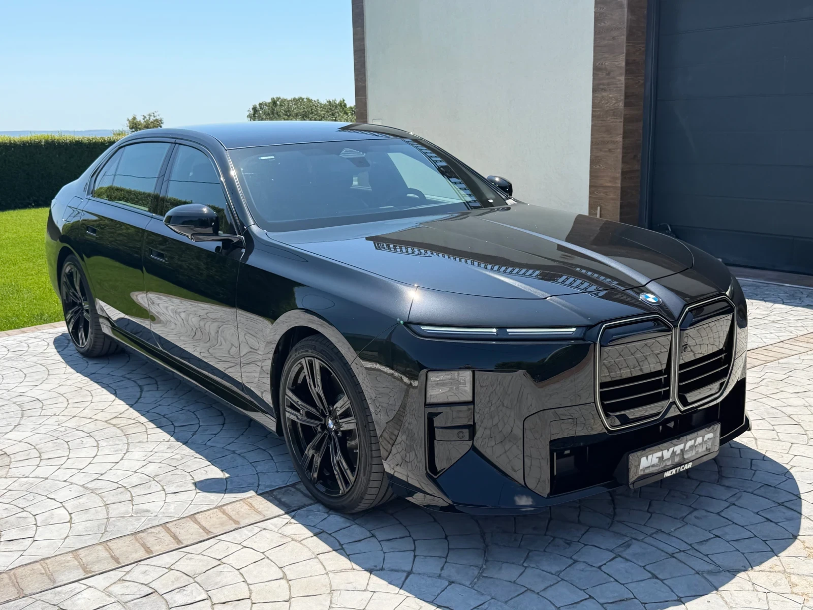 BMW 740 i xDrive * M SPORT PRO * HEAD UP * ICONIC GLOW, снимка 2 - Автомобили и джипове - 55499992