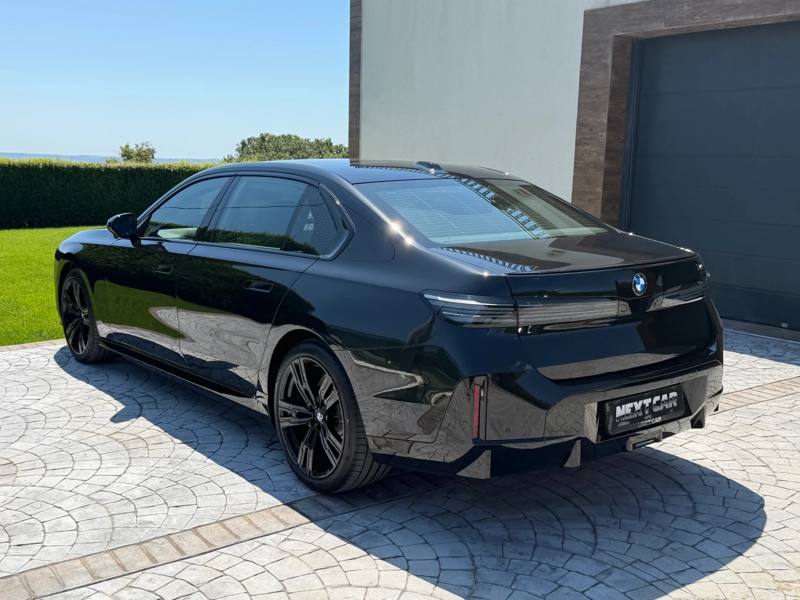 BMW 740 i xDrive * M SPORT PRO * HEAD UP * ICONIC GLOW, снимка 3 - Автомобили и джипове - 55499992