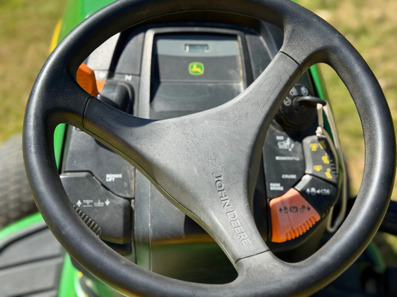 Сенокосачка John Deere X310 - изображение 7