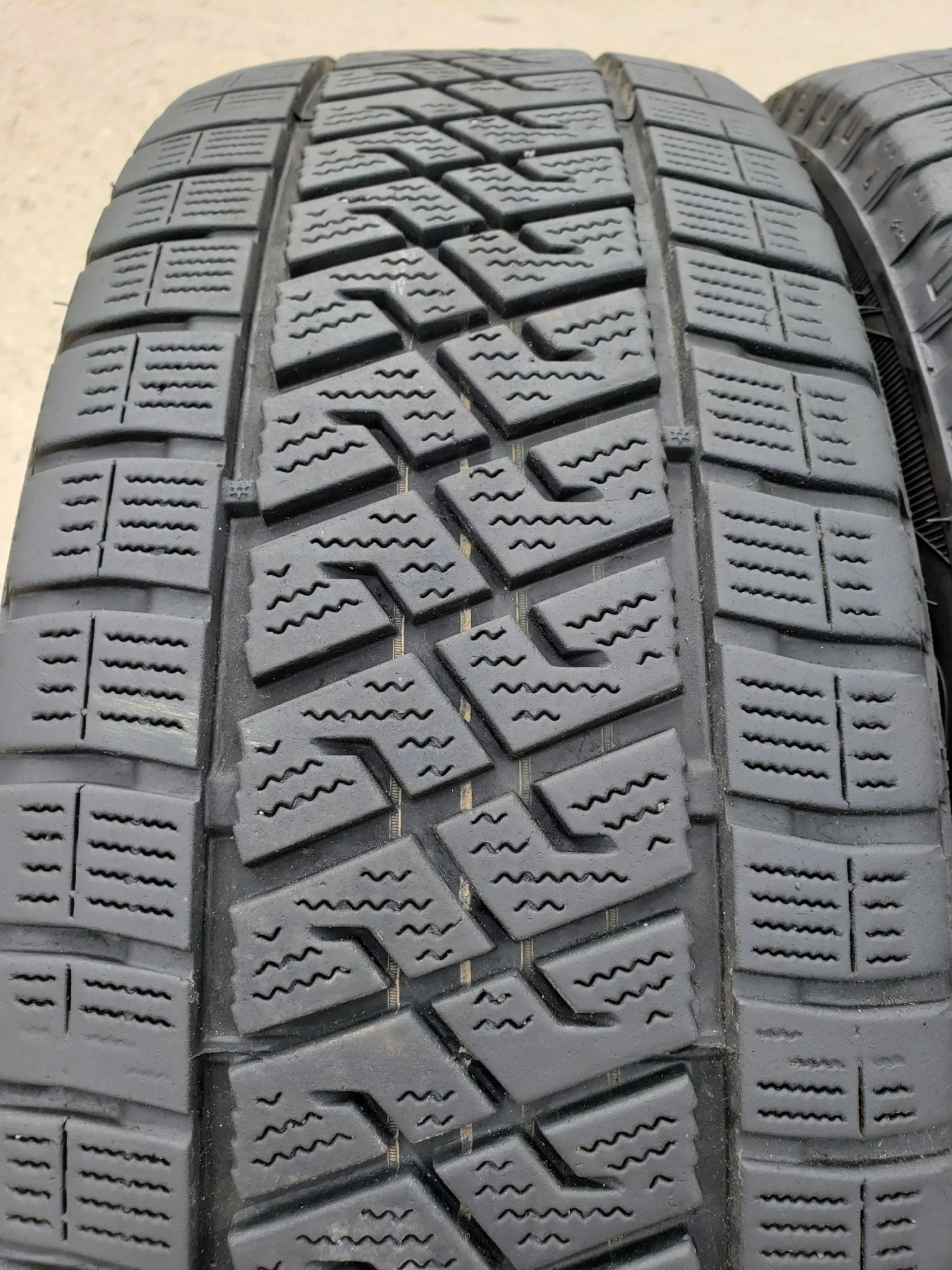 Гуми Зимни 215/65R16
