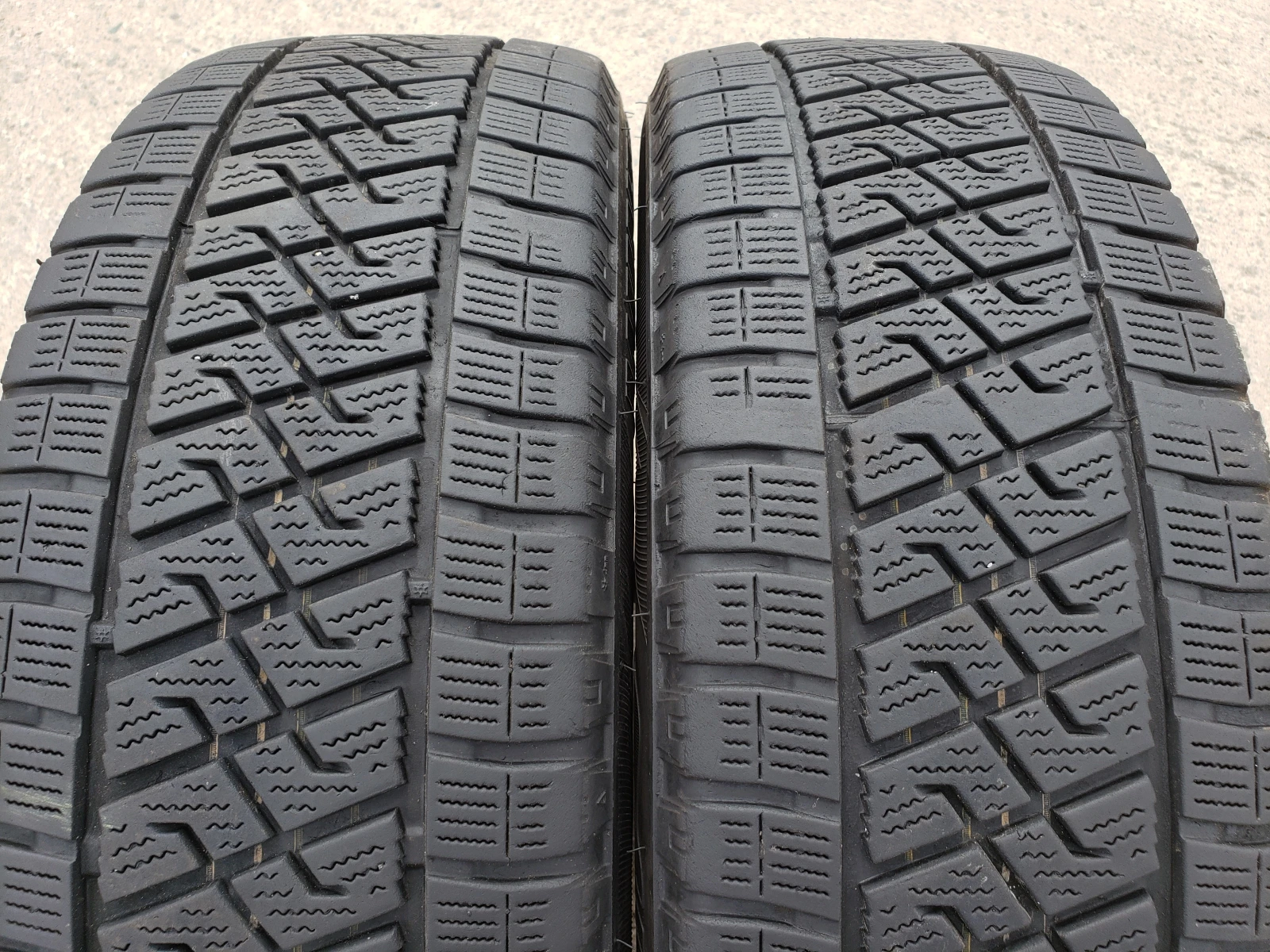 Гуми Зимни 215/65R16, снимка 2 - Гуми и джанти - 56223476