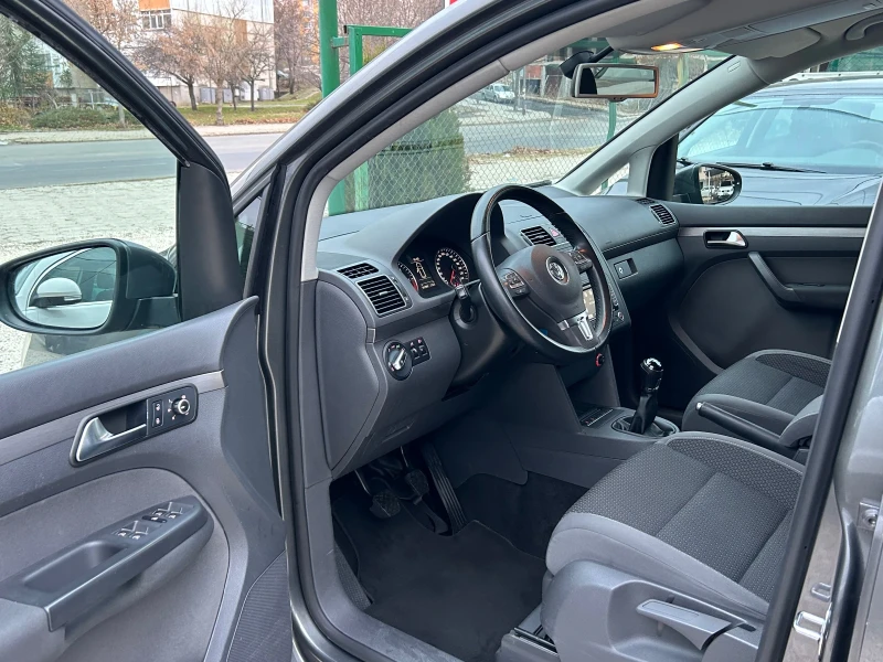 VW Touran 1.6 TDI , снимка 10 - Автомобили и джипове - 48240390