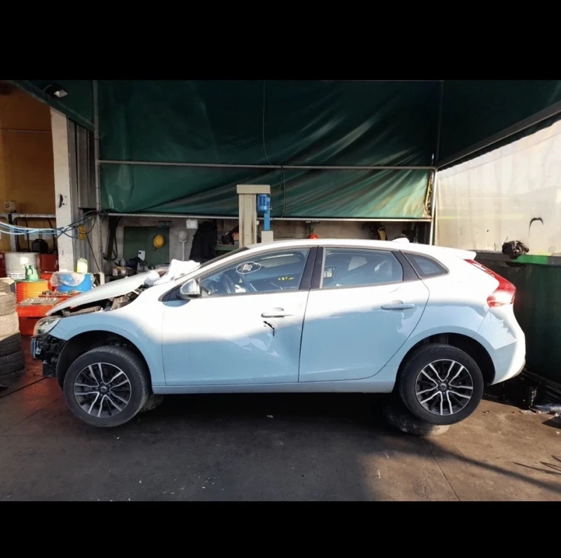 Volvo V40 D2 2.0d AVTOMAT НА ЧАСТИ!!!, снимка 2 - Автомобили и джипове - 53034659