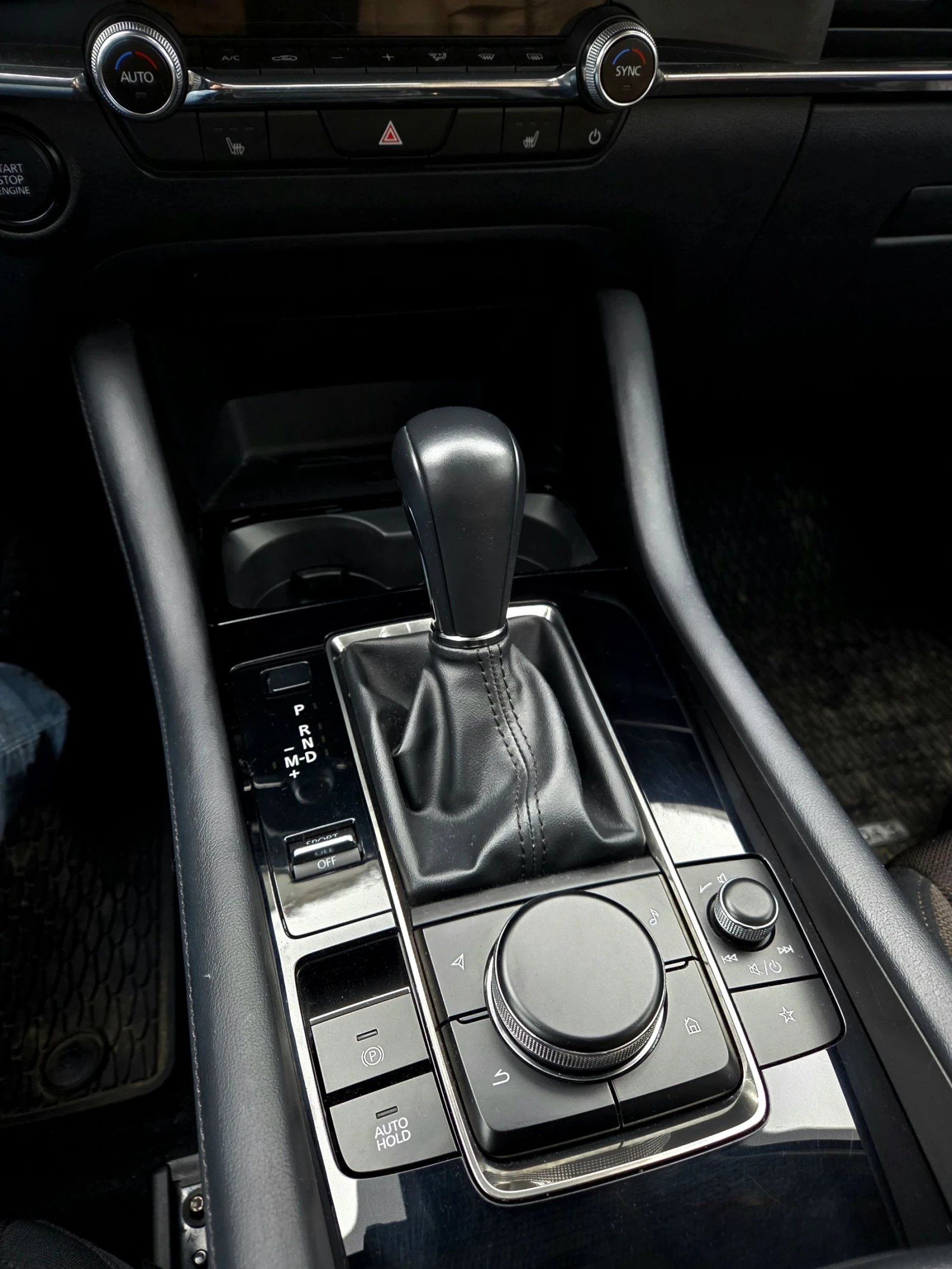 Mazda 3 2.0 M-Hybrid, снимка 11 - Автомобили и джипове - 54037979