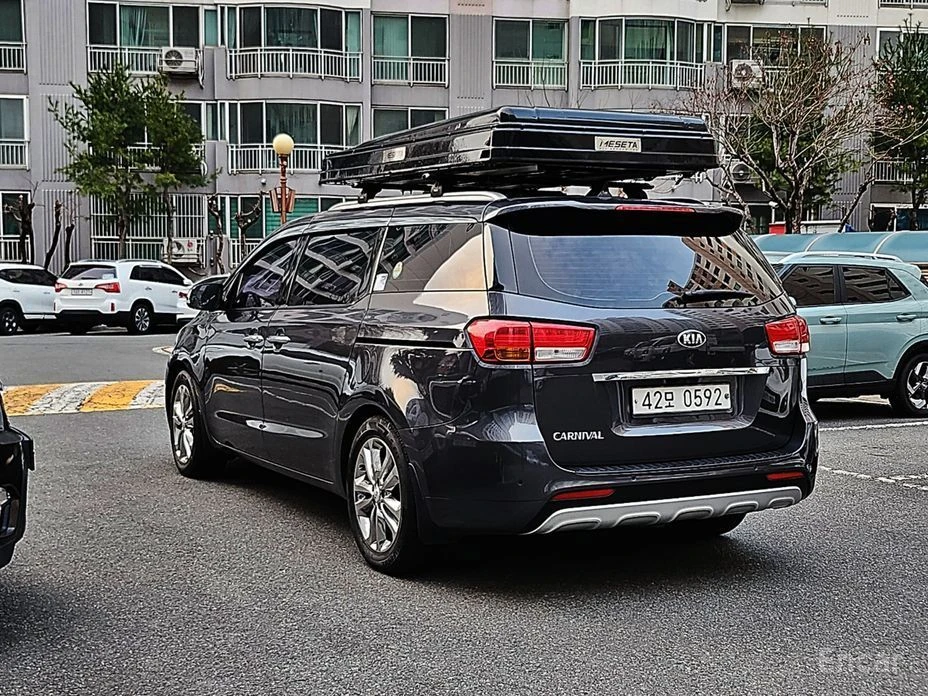 Kia Carnival, снимка 6 - Автомобили и джипове - 54043622