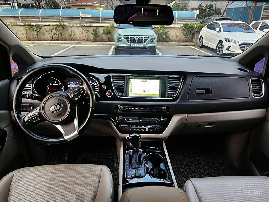 Kia Carnival, снимка 8 - Автомобили и джипове - 54043622