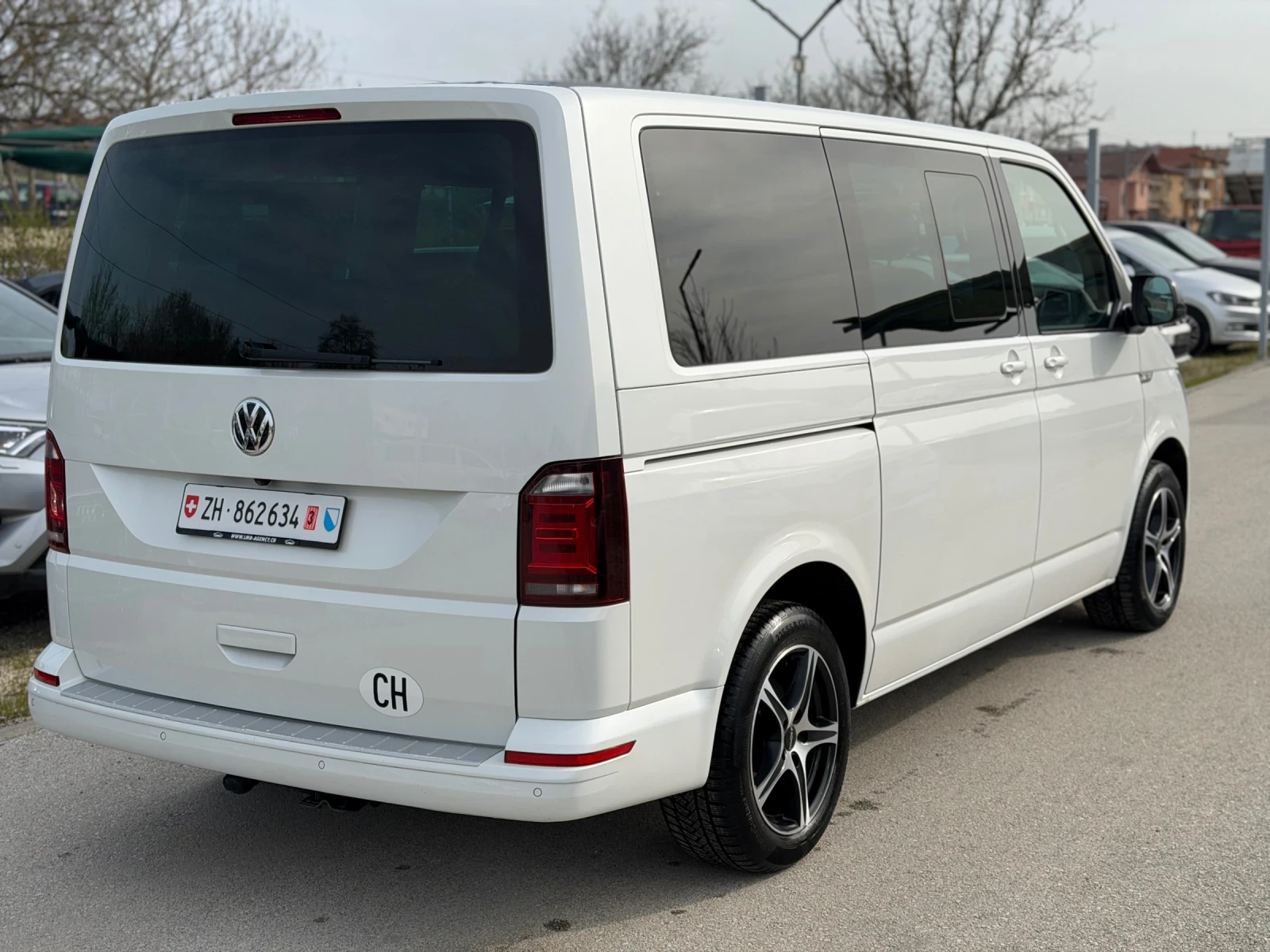VW Multivan 2.0TDI T6 Highline 4x4 Швейцария ЕDITION 30, снимка 5 - Автомобили и джипове - 54217802