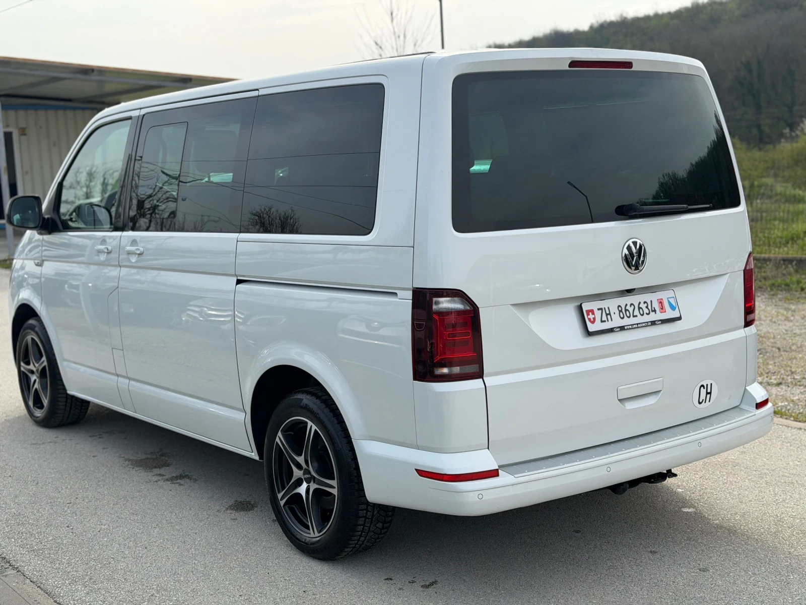 VW Multivan 2.0TDI T6 Highline 4x4 Швейцария ЕDITION 30, снимка 4 - Автомобили и джипове - 54217802