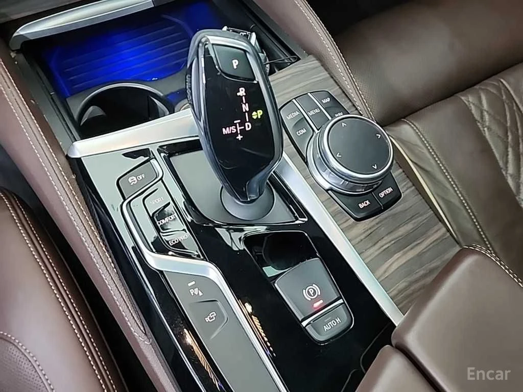 BMW 530 i M SPORT* DISTRONIC* ХЕДЪП* 360* ОБДУХВАНЕ* PANO*, снимка 11 - Автомобили и джипове - 55528468