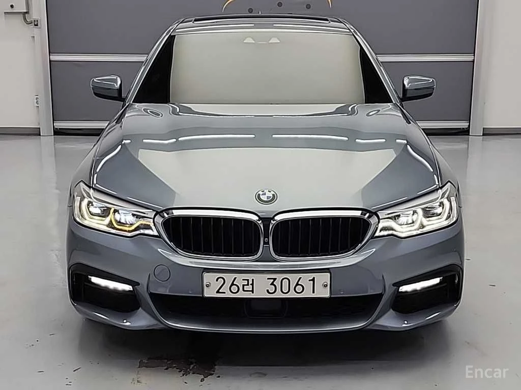 BMW 530 i M SPORT* DISTRONIC* ХЕДЪП* 360* ОБДУХВАНЕ* PANO*, снимка 2 - Автомобили и джипове - 55528468