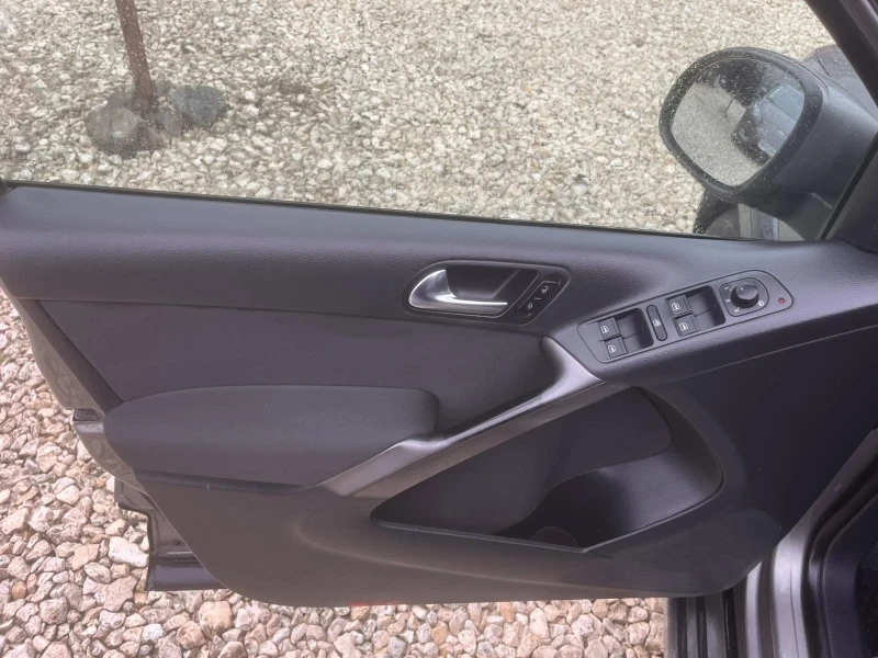 VW Tiguan 2.0TDI 4x4, снимка 11 - Автомобили и джипове - 53537081