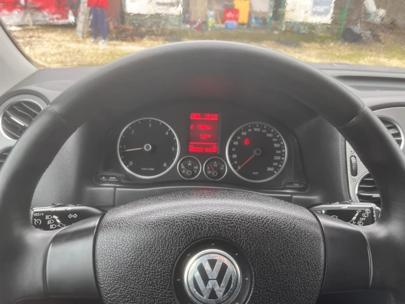 VW Tiguan 2.0TDI 4x4, снимка 13 - Автомобили и джипове - 53537081