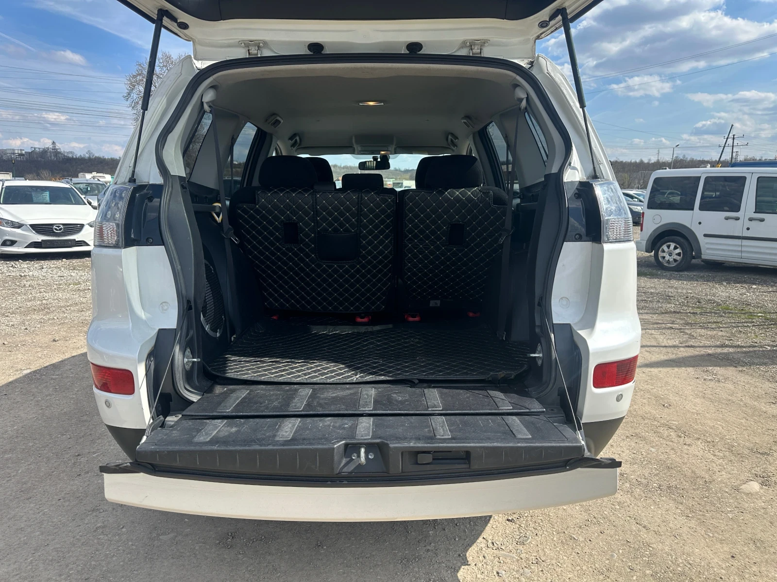 Mitsubishi Outlander 2.4-AUTOMAT-4x4-CH-ТОПСЪСТОЯНИЕ-7-МЕСТА-БЕЗ-РЪЖДА!, снимка 15 - Автомобили и джипове - 53988995
