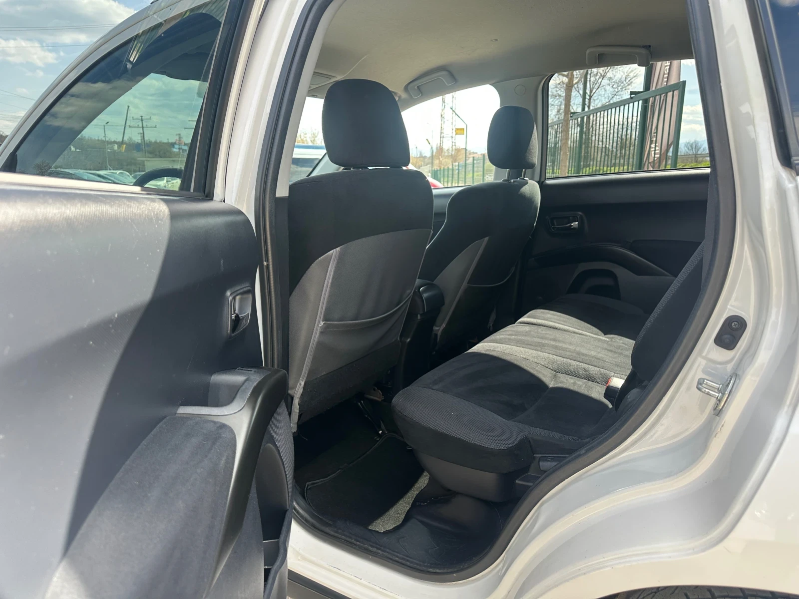 Mitsubishi Outlander 2.4-AUTOMAT-4x4-CH-ТОПСЪСТОЯНИЕ-7-МЕСТА-БЕЗ-РЪЖДА!, снимка 14 - Автомобили и джипове - 53988995