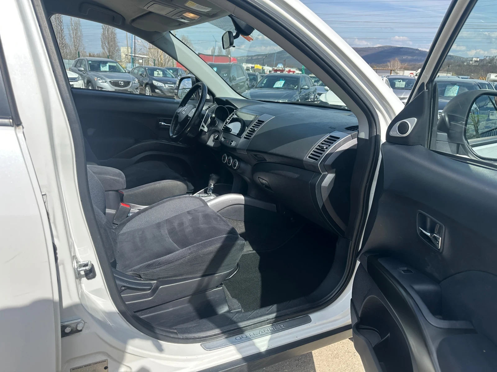 Mitsubishi Outlander 2.4-AUTOMAT-4x4-CH-ТОПСЪСТОЯНИЕ-7-МЕСТА-БЕЗ-РЪЖДА!, снимка 11 - Автомобили и джипове - 53988995