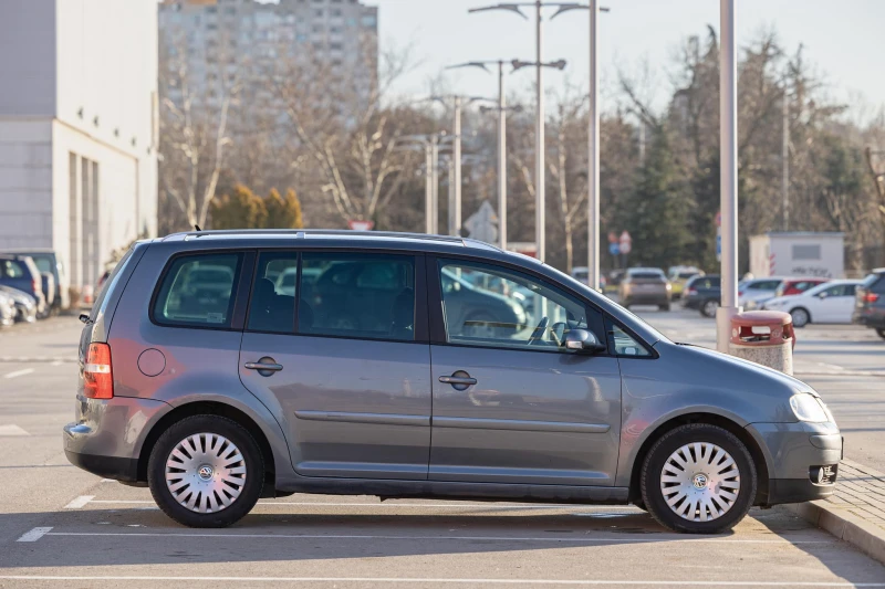 VW Touran 2.0TDI DSG, снимка 5 - Автомобили и джипове - 48602649