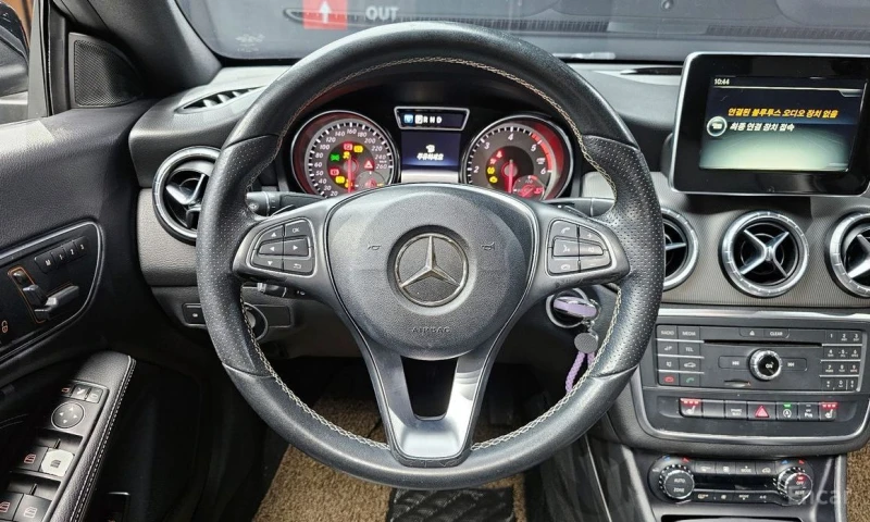 Mercedes-Benz CLA 200, снимка 13 - Автомобили и джипове - 53004960