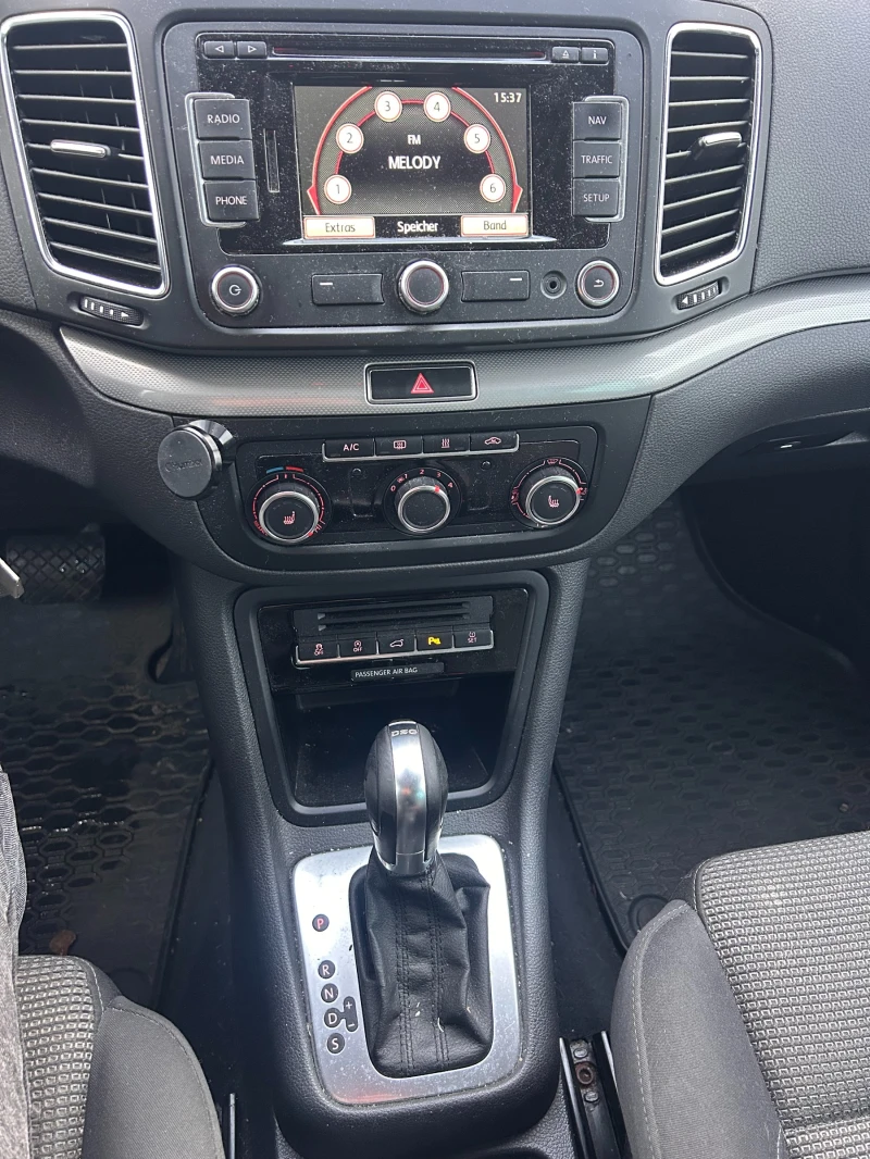 VW Sharan 2.0TDI AVTOMAT/NAVI EURO 5, снимка 14 - Автомобили и джипове - 53124865