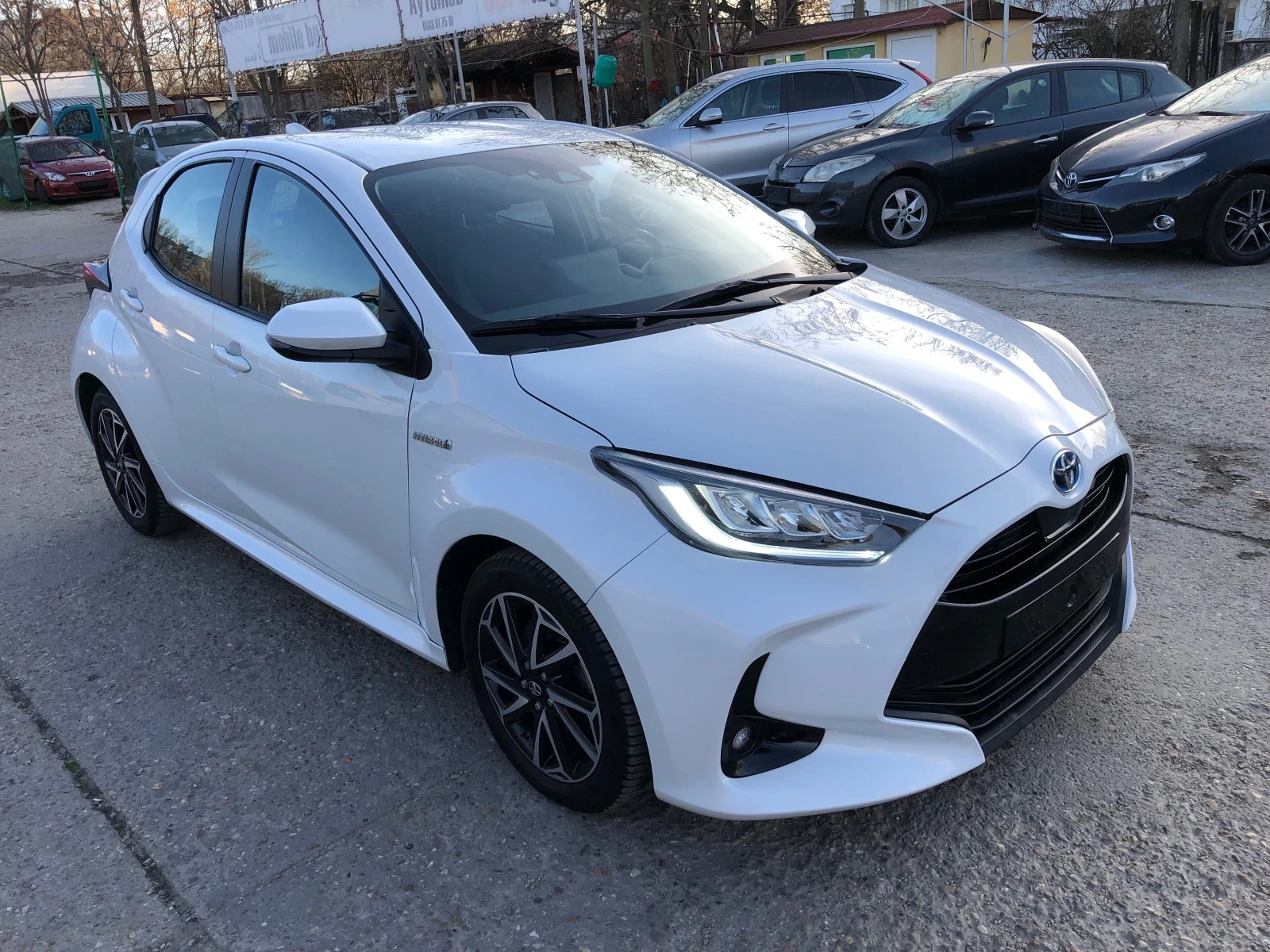 Toyota Yaris 1.5 Hybrid  - изображение 2