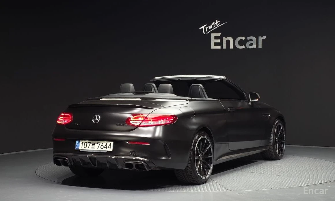 Mercedes-Benz C 63 AMG * CABRIOLET* КОЖА* ПОДГРЕВ* КАРБОН* HEAD-UP* FULL*, снимка 2 - Автомобили и джипове - 54060722