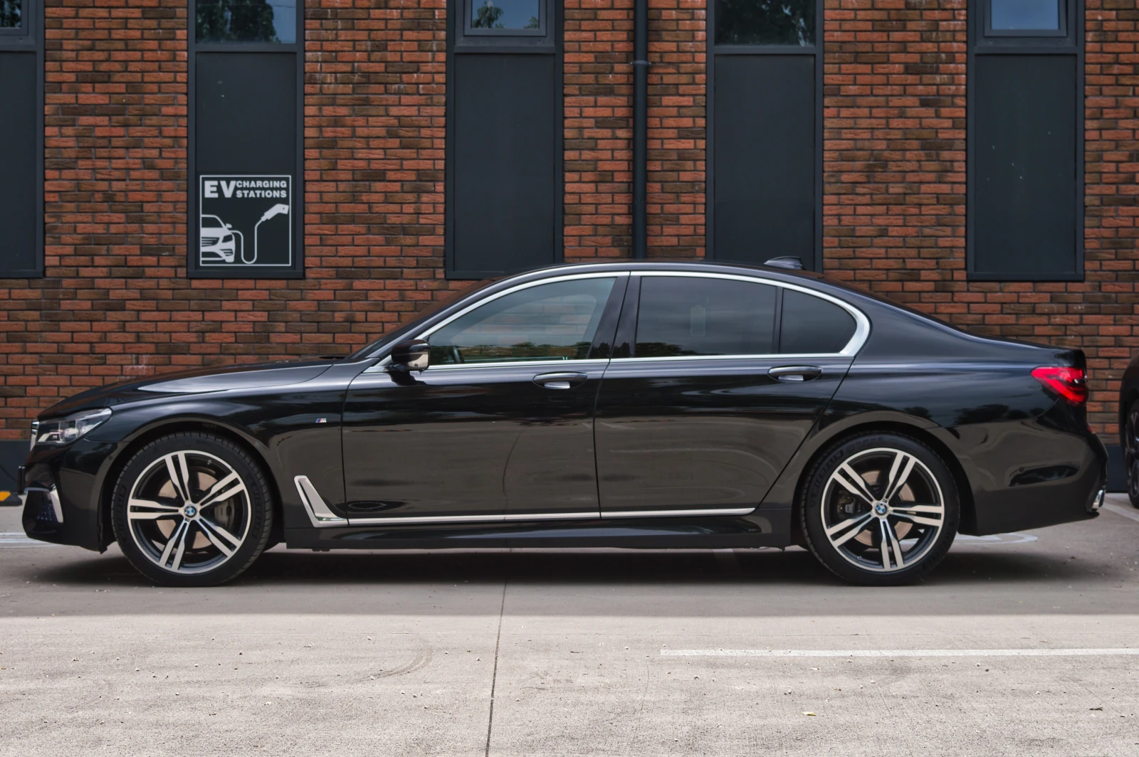 BMW 740 D xDrive M-pack, снимка 4 - Автомобили и джипове - 54581092