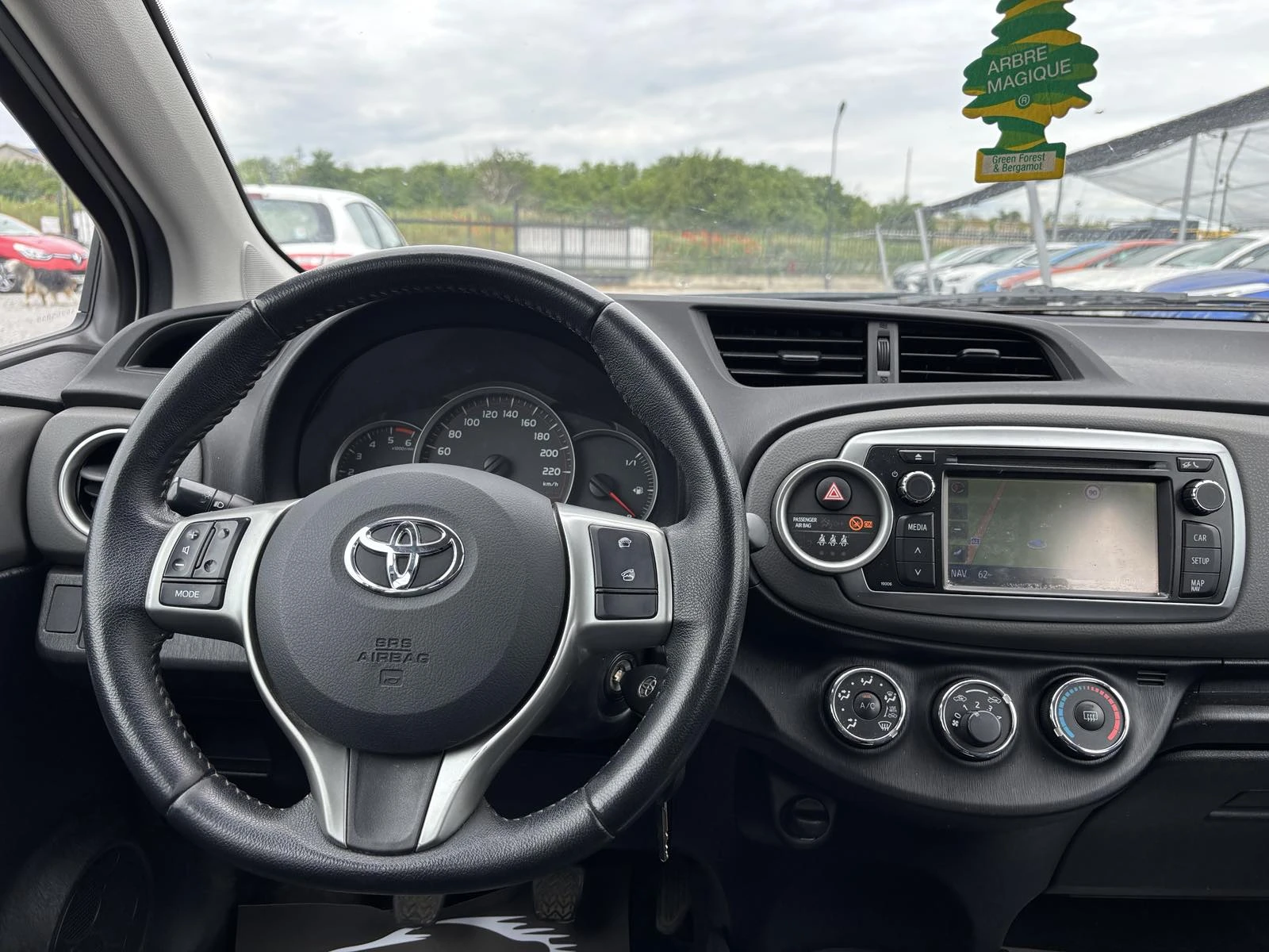 Toyota Yaris 1.4, Нов внос , снимка 13 - Автомобили и джипове - 54605460