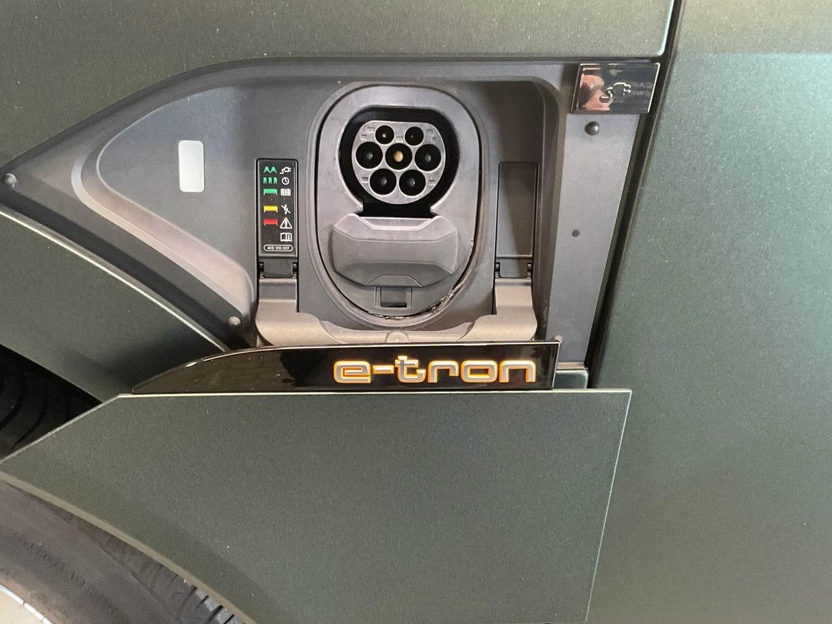 Audi E-Tron 55 quattro Advanced | 408 к.с. | 95 kWh | Matrix |, снимка 13 - Автомобили и джипове - 54622989