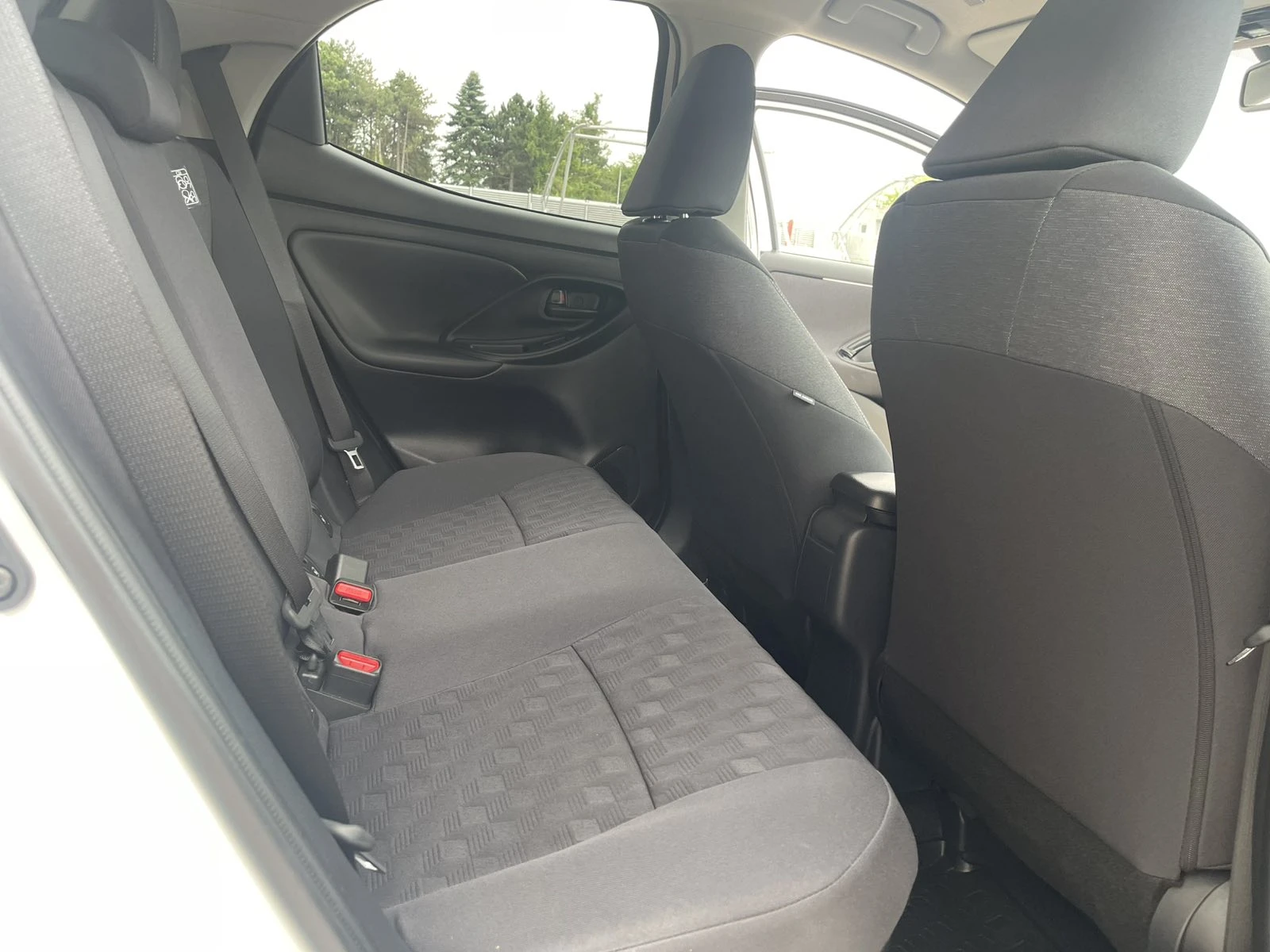 Toyota Yaris 1.5 CHIC EXTRA HEV, снимка 8 - Автомобили и джипове - 55232347