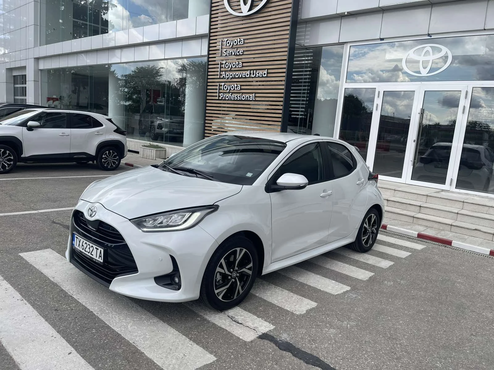 Toyota Yaris 1.5 CHIC EXTRA HEV, снимка 2 - Автомобили и джипове - 55232347