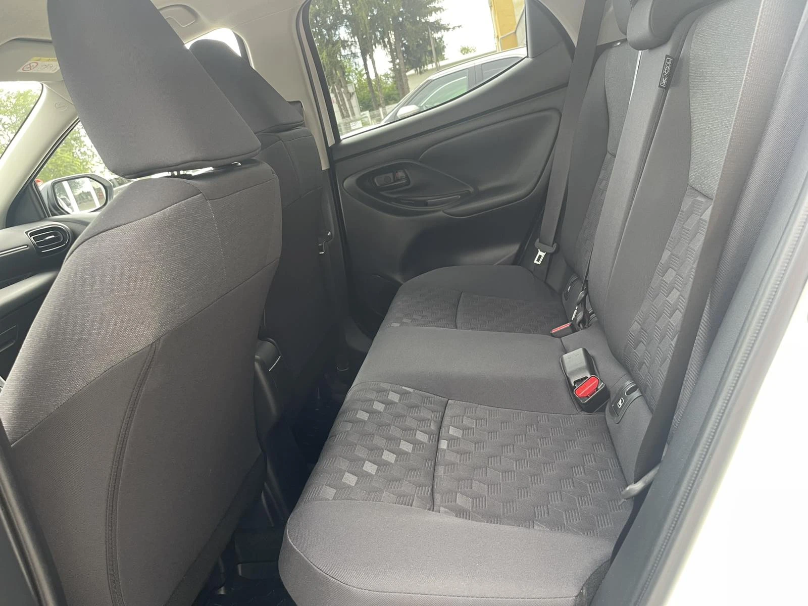 Toyota Yaris 1.5 CHIC EXTRA HEV, снимка 10 - Автомобили и джипове - 55232347