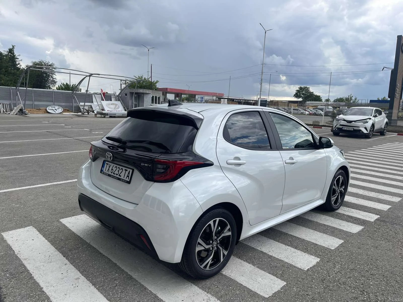 Toyota Yaris 1.5 CHIC EXTRA HEV, снимка 4 - Автомобили и джипове - 55232347