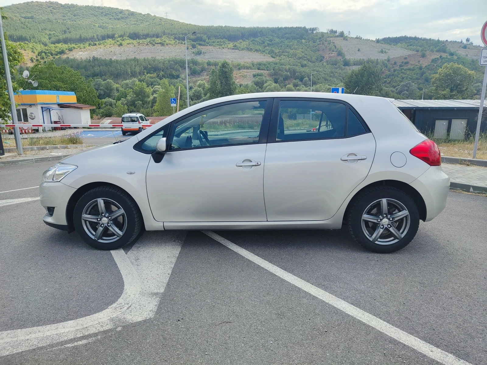 Toyota Auris 2.0 D-4D, снимка 7 - Автомобили и джипове - 55316938