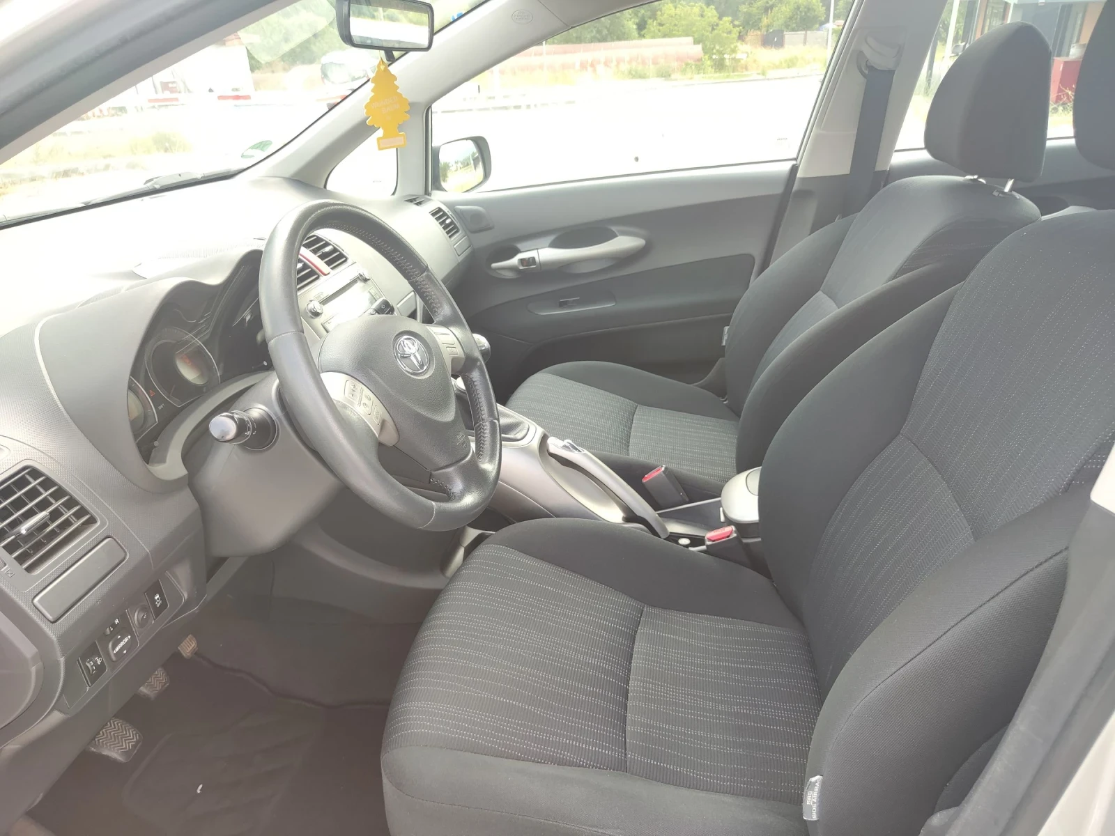 Toyota Auris 2.0 D-4D, снимка 13 - Автомобили и джипове - 55316938