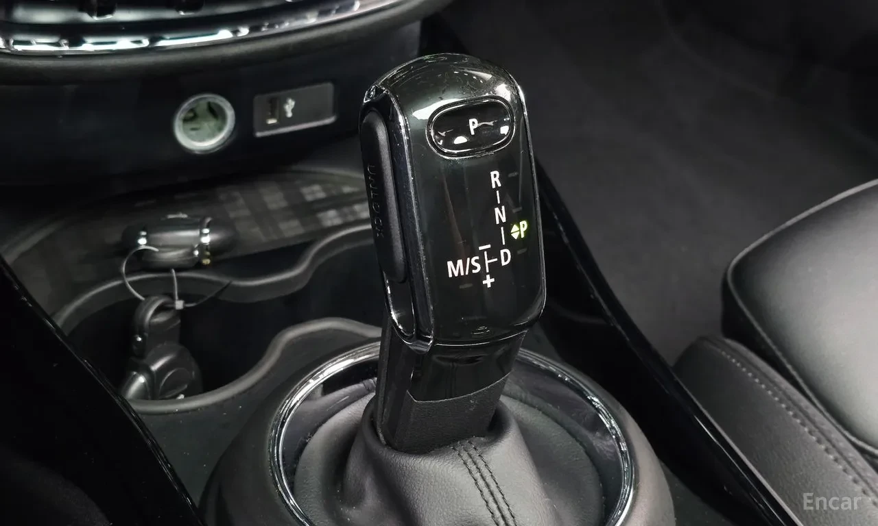 Mini Clubman High* ПОДГРЕВ* МЕМОРИ* CARPLAY* PANO* KAМЕРА, снимка 8 - Автомобили и джипове - 55644076