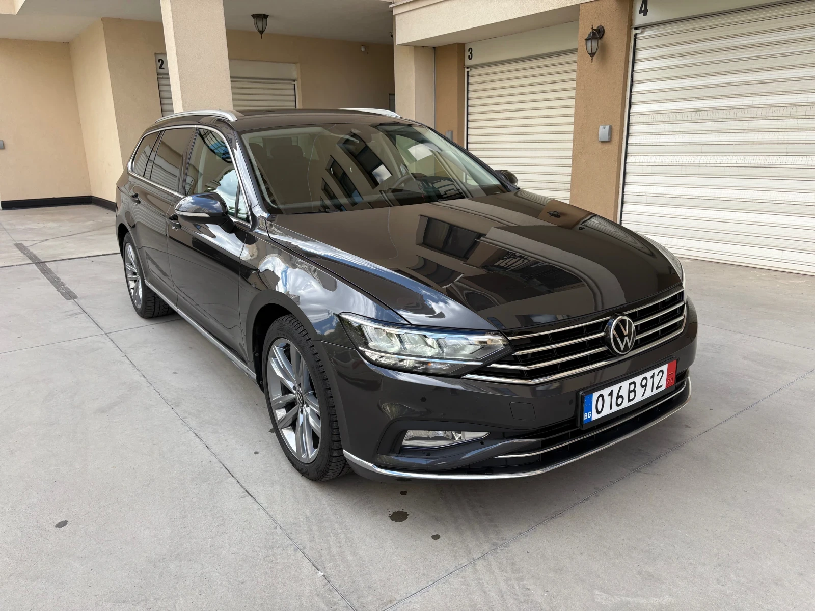 VW Passat Elegance, Digital, Камера, Keyless, История, снимка 2 - Автомобили и джипове - 56243490