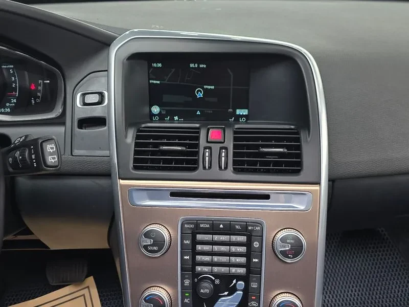 Volvo XC60 D3 , снимка 13 - Автомобили и джипове - 55925977